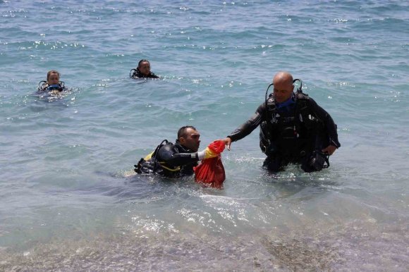 ANTALYA’DA 4 ETAPTAN OLUŞAN DENİZ DİBİ TEMİZLİĞİNDE YAKLAŞIK 20 TON ATIK ÇIKARTILDI