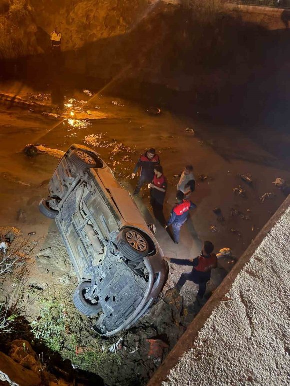 OSMANİYE’DE OTOMOBİL KÖPRÜDEN SU KANALINA UÇTU: 3 YARALI