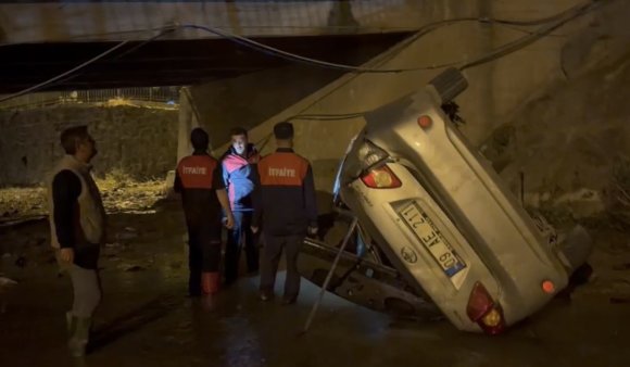 OSMANİYE’DE OTOMOBİL KÖPRÜDEN SU KANALINA UÇTU: 3 YARALI
