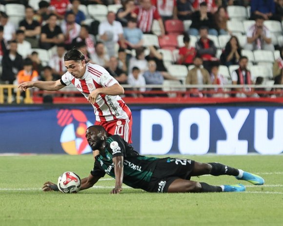 TRENDYOL SÜPER LİG: ANTALYASPOR: 0 - KOCAELİSPOR: 0 (İLK YARI)