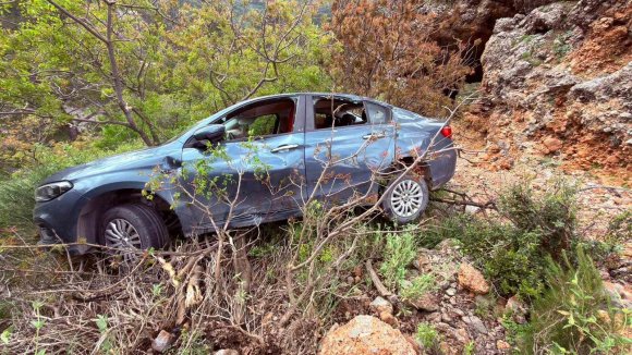OTOMOBİL ŞARAMPOLE YUVARLANDI:3’Ü ÇOCUK 5 KİŞİ YARALANDI