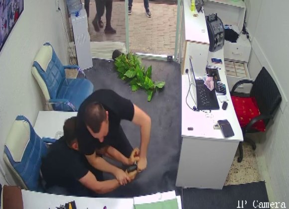 SİLAHLA DÖVİZ BÜROSUNU BASAN HUSUMETLİSİNE KARŞI BOĞUŞARAK HAYATTA KALMAYI BAŞARDI