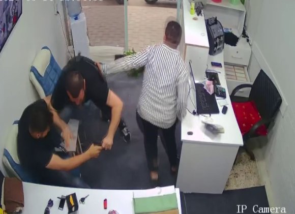 SİLAHLA DÖVİZ BÜROSUNU BASAN HUSUMETLİSİNE KARŞI BOĞUŞARAK HAYATTA KALMAYI BAŞARDI