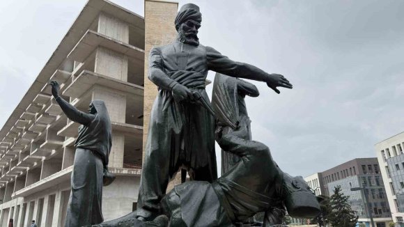 KIBRIS MEYDANI’NDAKİ ANIT YENİDEN AİT OLDUĞU YERDE