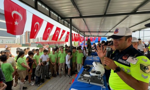 MERSİN’DE JANDARMADAN ÖĞRENCİLERE TANITIM ETKİNLİĞİ
