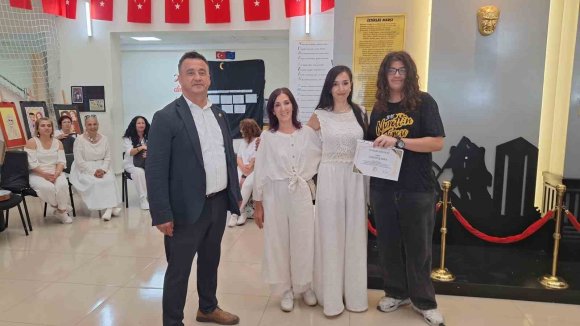 ANNEANNE, KIZI VE TORUNU MOTİVASYON ETKİNLİĞİNDE SAHNEYE ÇIKTI