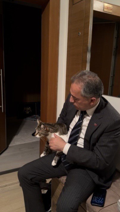 EVİN ANAHTARI ARABADA KALDI, KAPIYI ’FRED’ AÇTI