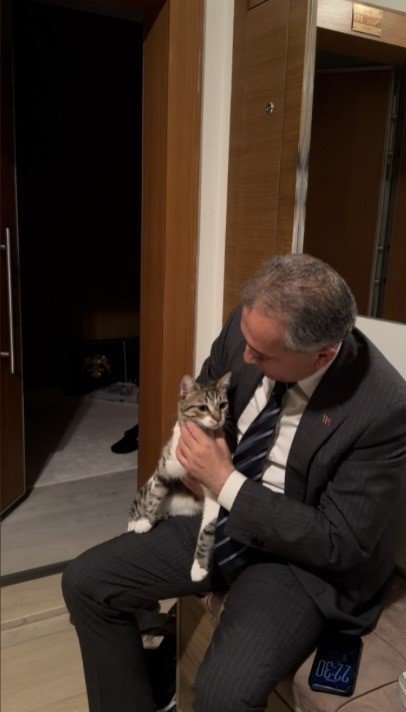 EVİN ANAHTARI ARABADA KALDI, KAPIYI ’FRED’ AÇTI