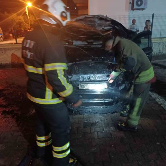 DÖRTYOL’DA OTOMOBİLİN MOTOR KISMINDAN ALEVLER YÜKSELDİ