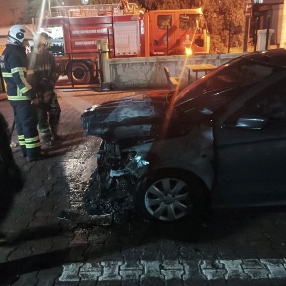 DÖRTYOL’DA OTOMOBİLİN MOTOR KISMINDAN ALEVLER YÜKSELDİ