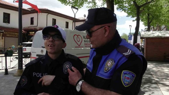 15 YILDIR EVİNDE POLİS ÜNİFORMASIYLA GEZEN MERT’İN POLİS OLMA HAYALİ GERÇEK OLDU