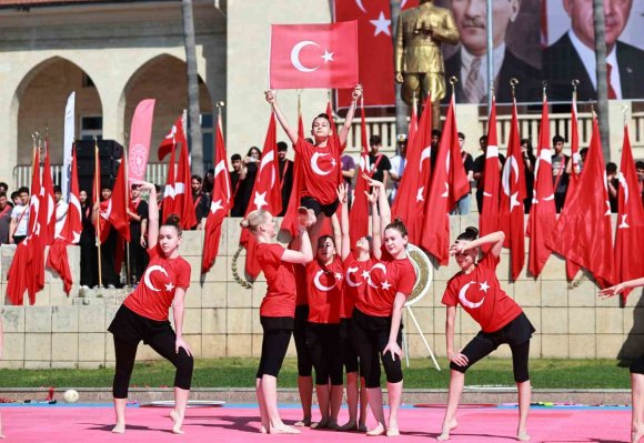 MERSİN’DE GENÇLİK BAYRAMI RENKLİ GÖSTERİLERLE KUTLANDI