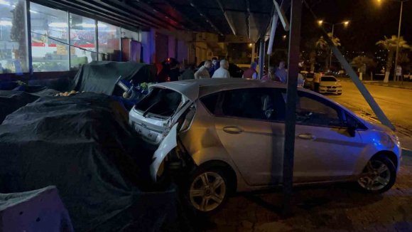 OSMANİYE’DE KONTROLDEN ÇIKAN OTOMOBİL MARKETİN MANAV BÖLÜMÜNE GİRDİ