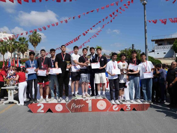 TARSUS’TA 19 MAYIS COŞKUSU, GENÇ SPORCULAR ÖDÜLLENDİRİLDİ