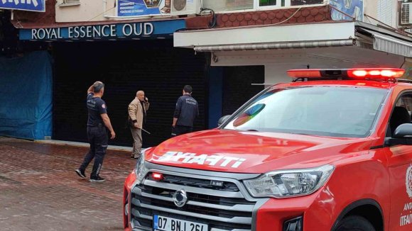 ALANYA’DA İŞ YERİNDEN ÇIKAN DUMANLAR İTFAİYEYİ ALARMA GEÇİRDİ