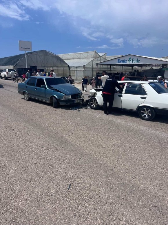 ANTALYA’DA İKİ TOFAŞ KAFA KAFAYA ÇARPIŞTI: 4 YARALI