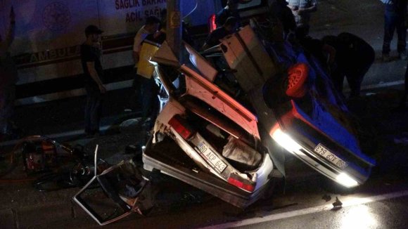 KAHRAMANMARAŞ’TA OTOMOBİL DİREĞE ÇARPTI: 1’İ AĞIR 3 YARALI