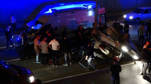 KAHRAMANMARAŞ’TA OTOMOBİL DİREĞE ÇARPTI: 1’İ AĞIR 3 YARALI