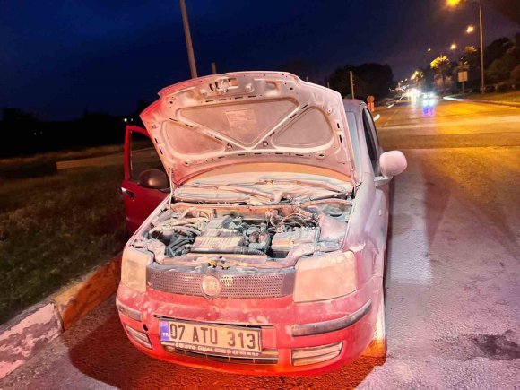 SEYİR HALİNDEKİ OTOMOBİL YANDI, VATANDAŞLAR YANGIN TÜPLERİYLE YARDIMA KOŞTU