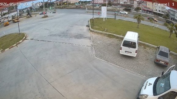 KAVŞAKTA OTOMOBİLE ÇARPAN MOTOSİKLETTEKİ 2 KİŞİ YARALANDI