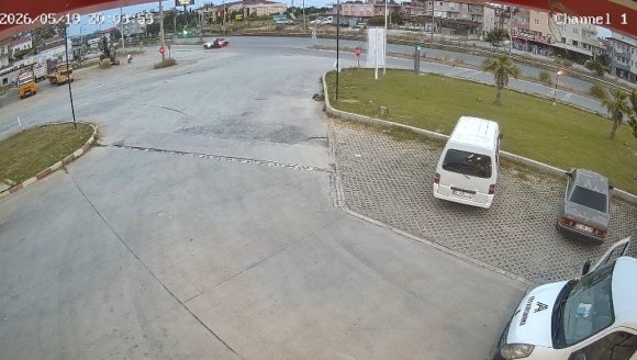 KAVŞAKTA OTOMOBİLE ÇARPAN MOTOSİKLETTEKİ 2 KİŞİ YARALANDI