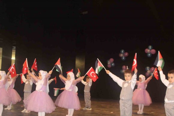 MERSİN’DE MİNİKLERİN SAHNE PERFORMANSI İLGİYLE İZLENDİ