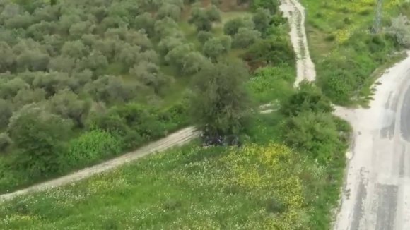 AĞAÇ ALTINDA GİZLENMEYE ÇALIŞAN GÖÇMENLER DRONLA YAKALANDI