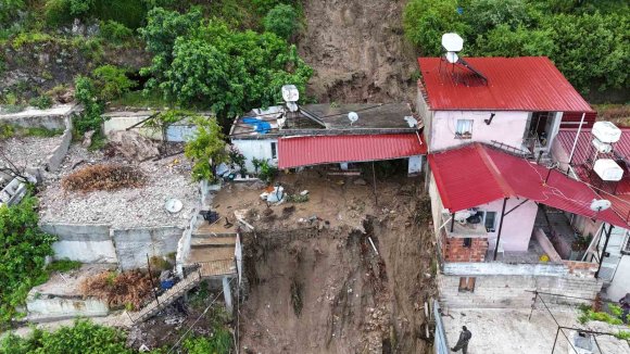 HATAY’DA MÜSTAKİL EVİN ÇÖKTÜĞÜ ALAN BÖYLE GÖRÜNTÜLENDİ