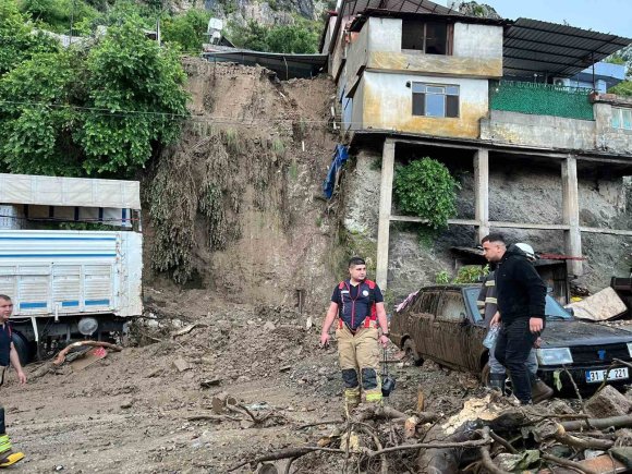 HATAY’DA SAĞANAK YAĞIŞ NEDENİYLE MÜSTAKİL EV ÇÖKTÜ: 1 ÖLÜ, 2 YARALI