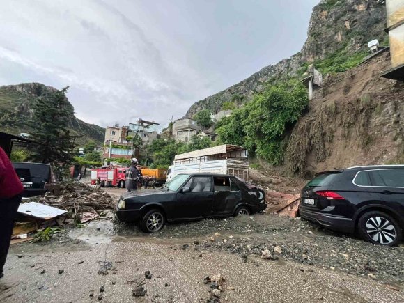 HATAY’DA SAĞANAK YAĞIŞ NEDENİYLE MÜSTAKİL EV ÇÖKTÜ: 1 ÖLÜ, 2 YARALI
