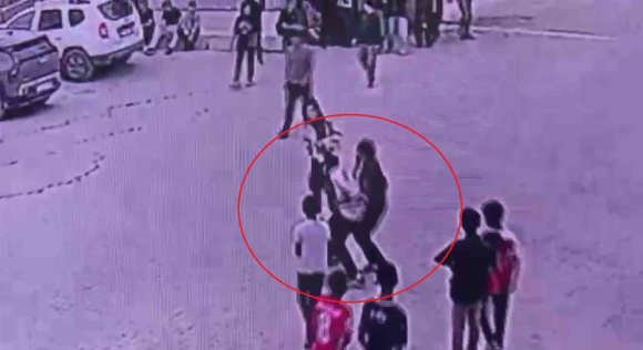 POĞAÇA YEDİĞİ ESNADA NEFES ALAMAYAN ÖĞRENCİYİ, ÖĞRETMEN HEİMLİCH MANEVRASIYLA HAYATA TUTUNDURDU
