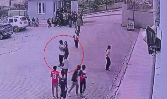 POĞAÇA YEDİĞİ ESNADA NEFES ALAMAYAN ÖĞRENCİYİ, ÖĞRETMEN HEİMLİCH MANEVRASIYLA HAYATA TUTUNDURDU