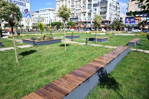 MERSİN’DE KIRMIZI LACİVERT KENT MEYDANI VATANDAŞLARIN KULLANIMINA AÇILDI
