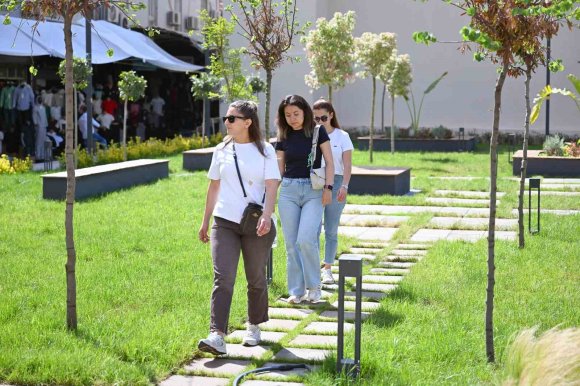 MERSİN’DE KIRMIZI LACİVERT KENT MEYDANI VATANDAŞLARIN KULLANIMINA AÇILDI