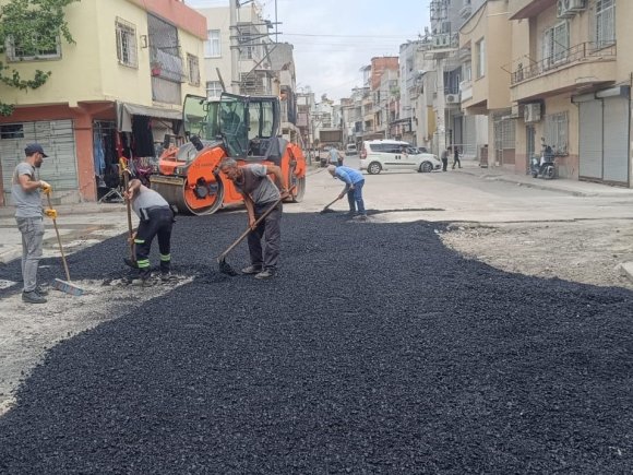 AKDENİZ’DE ASFALT YAMA ÇALIŞMALARI DEVAM EDİYOR