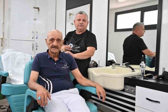 ’MOBİL KUAFÖR’DEN HUZUREVİ SAKİNLERİNE BAYRAM TIRAŞI