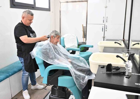 ’MOBİL KUAFÖR’DEN HUZUREVİ SAKİNLERİNE BAYRAM TIRAŞI