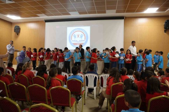 DİJİTAL BAĞIMLILIĞA KARŞI KİTAPLI MÜCADELEDE 400 ÖĞRENCİ YARIŞTI