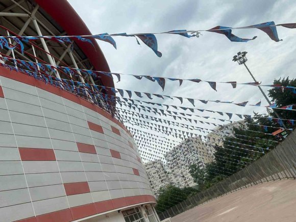 TRABZON BÜYÜKŞEHİR BELEDİYESİ, ANTALYA STADYUMU’NU BAYRAKLARLA DONATTI