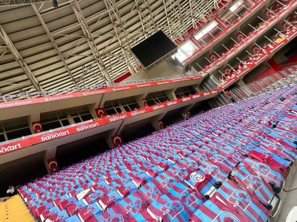 TRABZON BÜYÜKŞEHİR BELEDİYESİ, ANTALYA STADYUMU’NU BAYRAKLARLA DONATTI