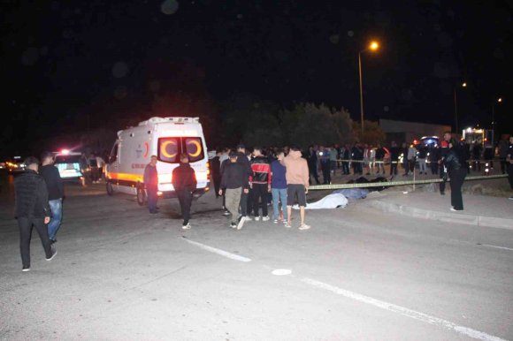 ÇÖP KAMYONUYLA ÇARPIŞAN MOTOSİKLETTEKİ 2 GENÇ HAYATINI KAYBETTİ