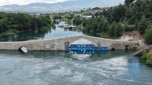 KAHRAMANMARAŞ’TA TARİHİ CEYHAN KÖPRÜSÜ YENİLENİYOR