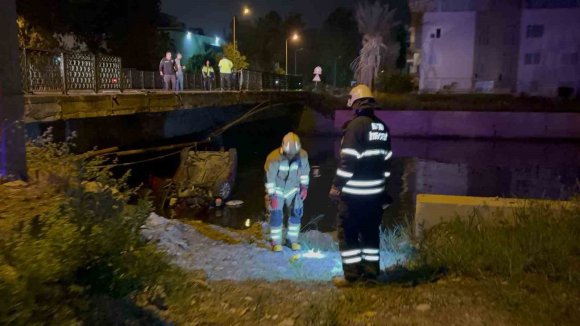 HATAY’DA OTOMOBİL SU KANALINA UÇTU: 2 YARALI