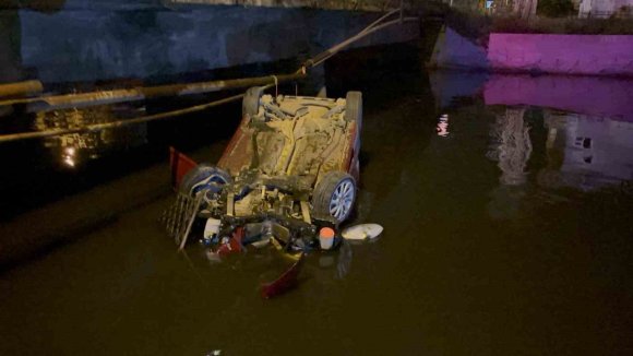HATAY’DA OTOMOBİL SU KANALINA UÇTU: 2 YARALI