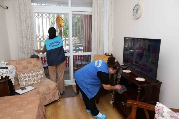 AKDENİZ BELEDİYESİNDEN GÖNÜLLERİ ISITAN BAYRAM HEDİYESİ