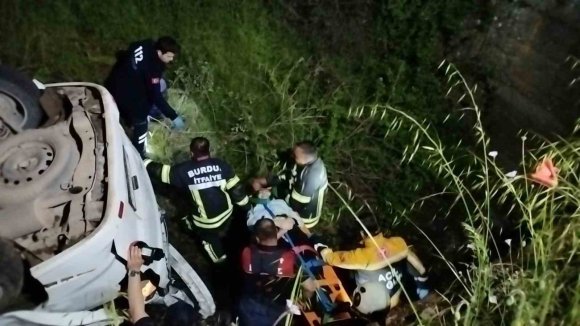 BURDUR’DA KONTROLDEN ÇIKAN ARAÇ UÇURUMA DEVRİLDİ: 3 YARALI