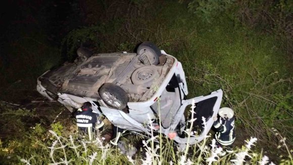 BURDUR’DA KONTROLDEN ÇIKAN ARAÇ UÇURUMA DEVRİLDİ: 3 YARALI