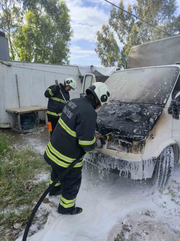 ANTAKYA’DA KAMYONET YANGINI