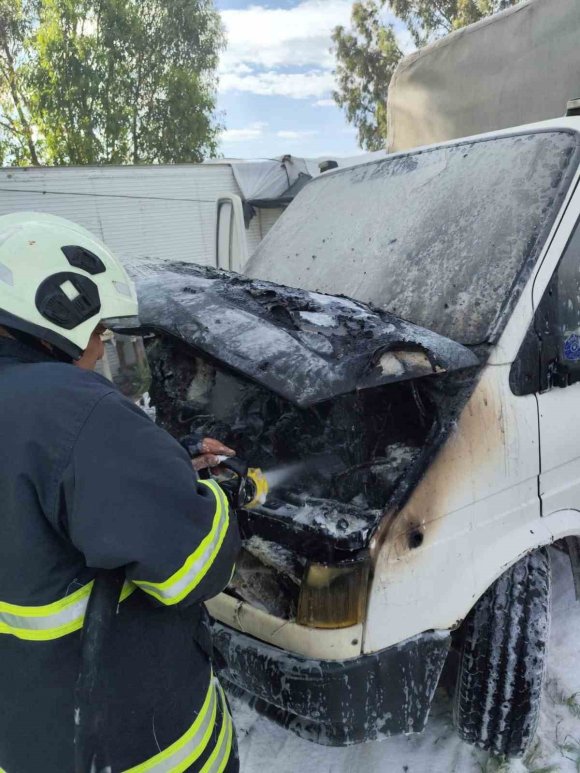 ANTAKYA’DA KAMYONET YANGINI
