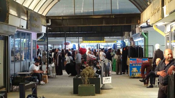 HATAY’DAKİ PREFABRİK UZUN ÇARŞI’DA BAYRAM YOĞUNLUĞU
